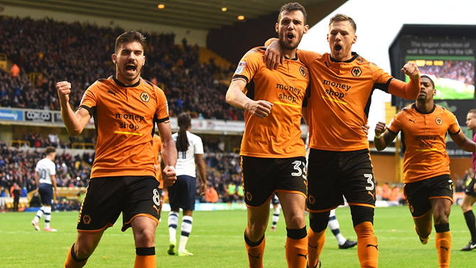 手都更靠近 手都更靠近